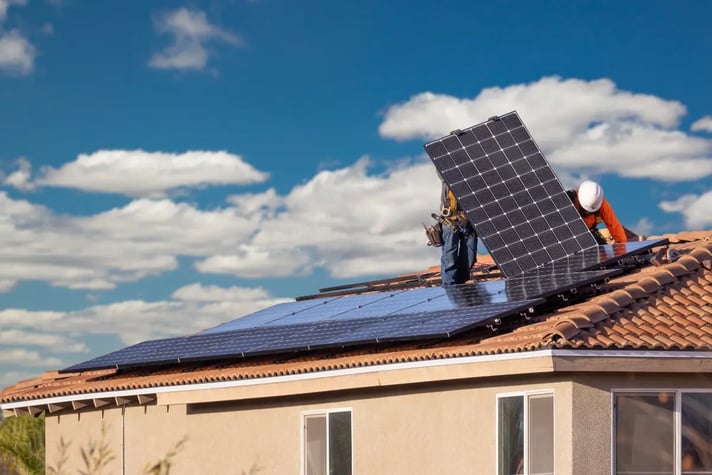 Como a energia solar gera energia elétrica?