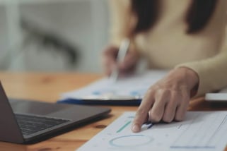 Contrato bilateral vs contrato spot no Mercado Livre de Energia: qual escolher?