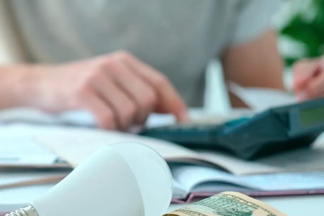 Tarifa de energia alta? Descubra como economizar