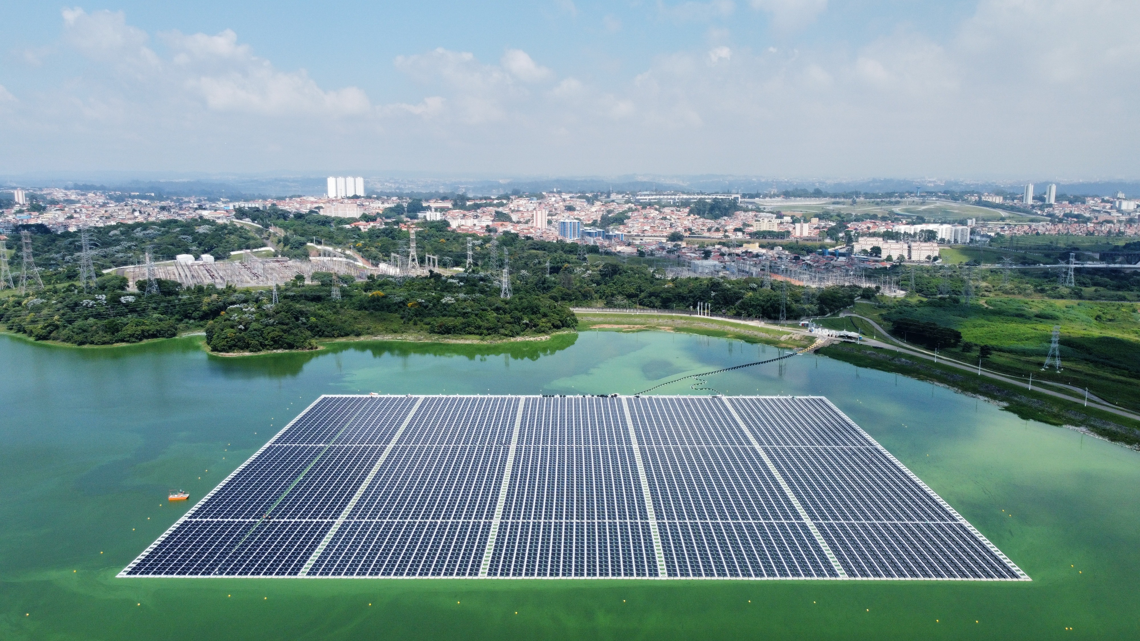Comerc e KWP lançam maior usina solar flutuante do Brasil na represa Billings