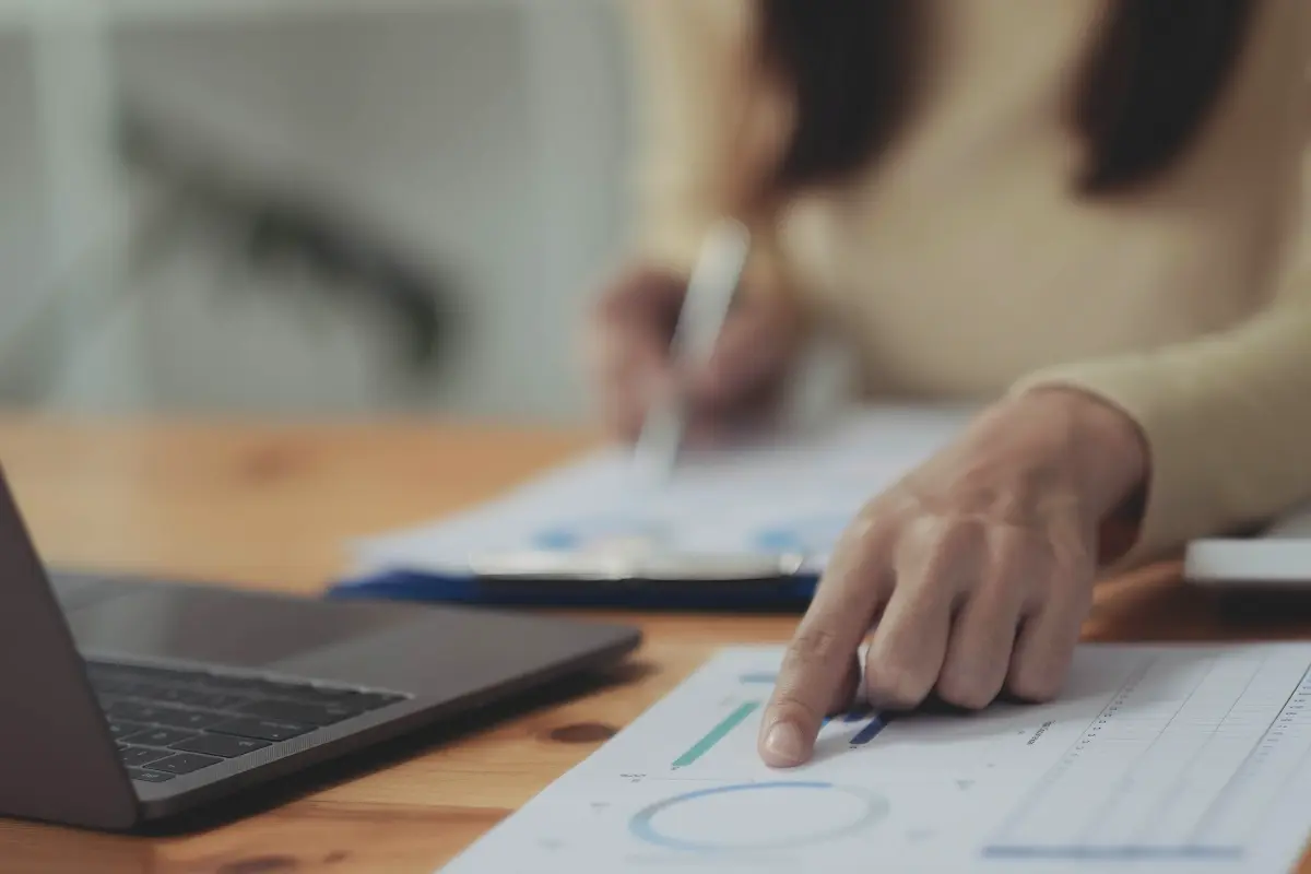 Contrato bilateral vs contrato spot no Mercado Livre de Energia: qual escolher?