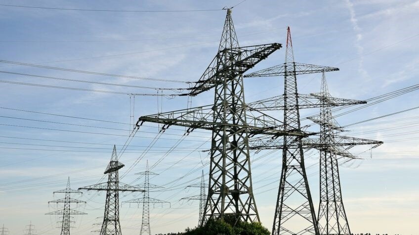 Como evitar multa por energia ativa e reativa e otimizar seus custos?